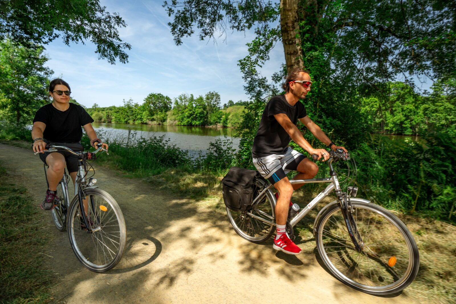 Anjou Sport Nature activité vélo balade à vélo location de vélo bord de la mayenne chemin du halage voie verte entre Angers et Laval Vélofrancette randonnée vélo halage de la mayenne