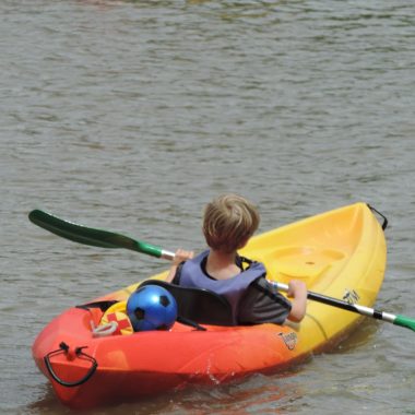 Vacances d'août, activités sur l'eau, activité nautique, pour les enfants de 6 à 10 ans dans la région pays-de-la-loire