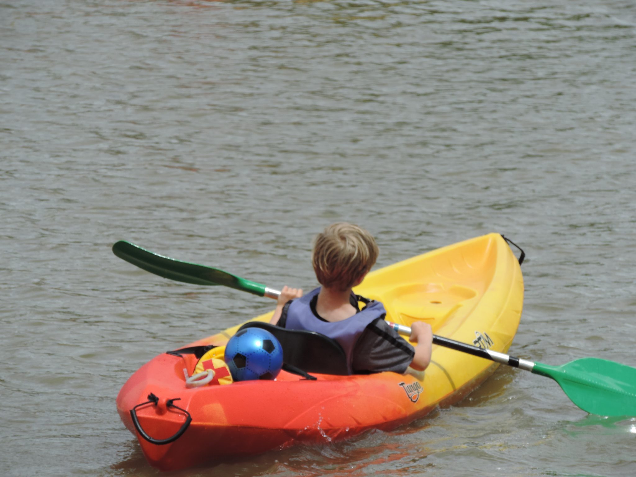 Vacances d'août, activités sur l'eau, activité nautique, pour les enfants de 6 à 10 ans dans la région pays-de-la-loire