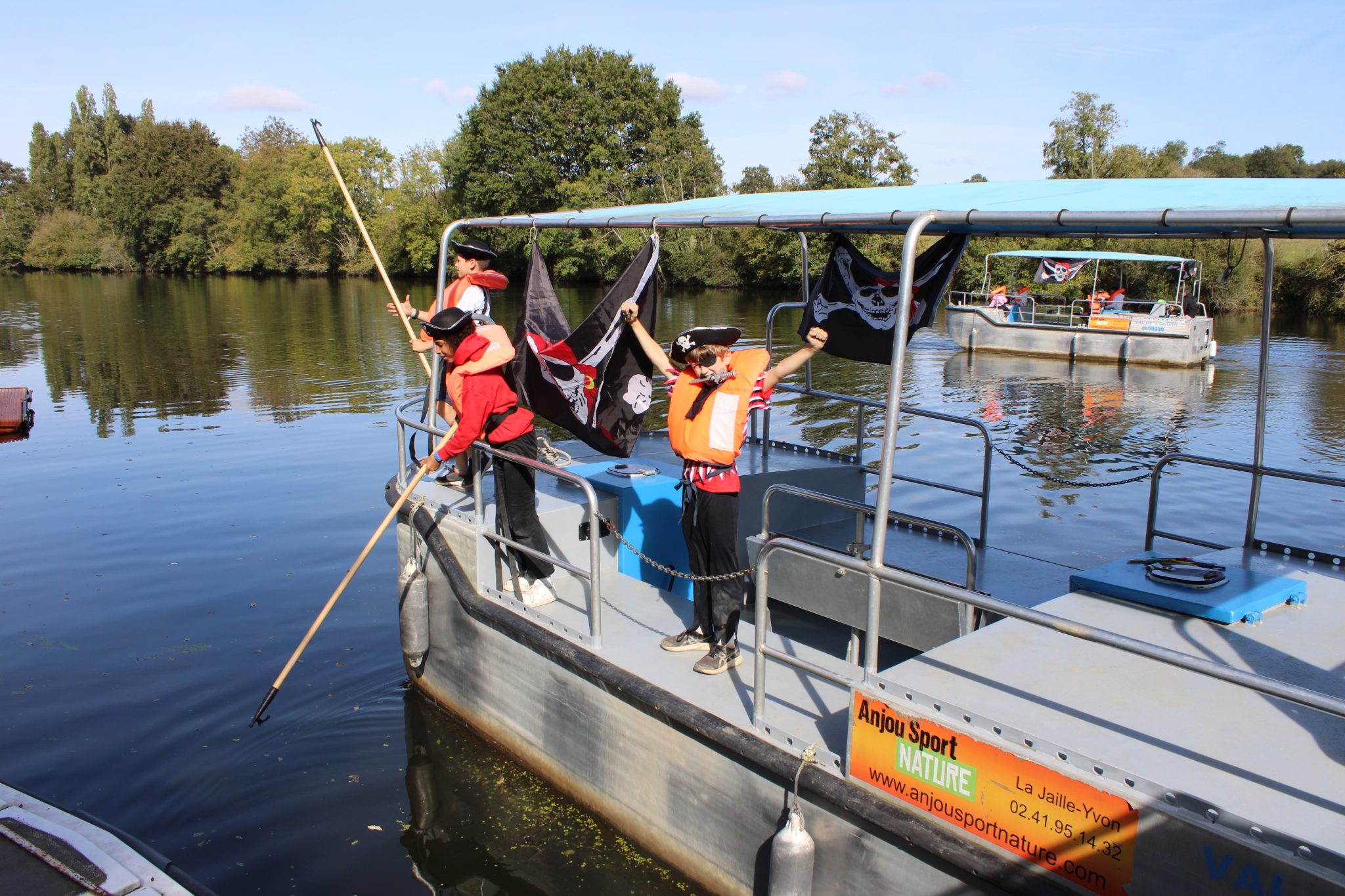 activité en extérieur sur l'eau pour enfant de 6 à 10 ans en maine-et-loire centre de loisirs