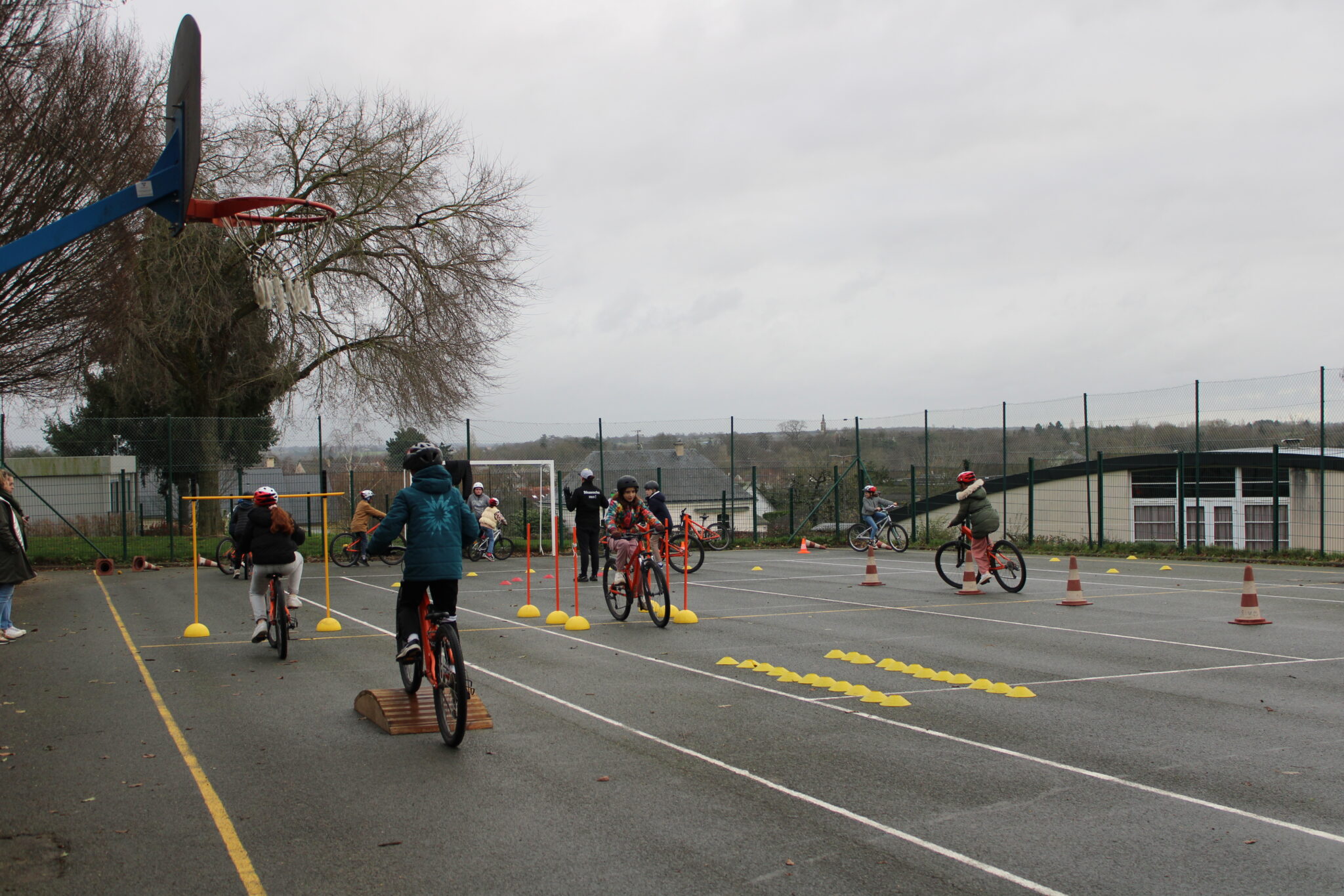 anjou sport nature savoir rouler a vélo bloc 1 parcours de mobilité vélo casque