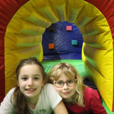 Activité structures gonflables en extérieur pendant les vacances d'août pour des enfants de 6 à 10 ans