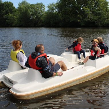 Baladez vous sur l'eau en pédalo sur la mayenne avec notre base de loisirs de La Jaille-Yvon