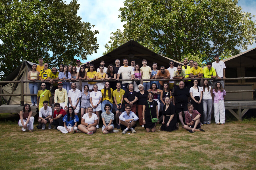 Anjou Sport Nature recrute pour la saison 2026 - photo avec l'équipe permanente et saisonnière