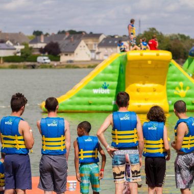 activité sur l'eau pendant les vacances d'été pour les enfants de 6 à 10 ans en pays-de-la-loire, structures gonflables