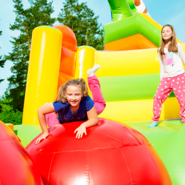 activité enfants 6-10 ans vacances d'été structures gonflables jeux maine-et-loire