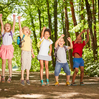 enfants de 6 à 10 ans, vacances d'été, activité sportive en pleine nature